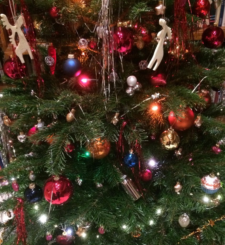 Tannenbaum mit Weihnachtsschmuck