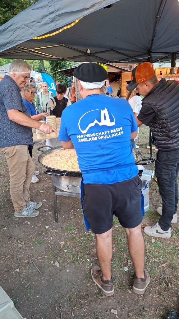 Zubereiten des Tartiflette in einer großen Pfanne