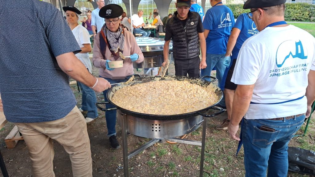 Zubereiten des Tartiflette in einer großen Pfanne