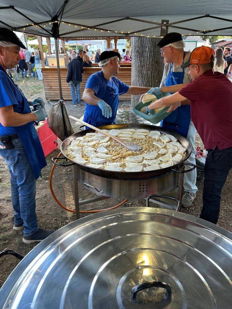 Zubereiten des Tartiflette in einer großen Pfanne