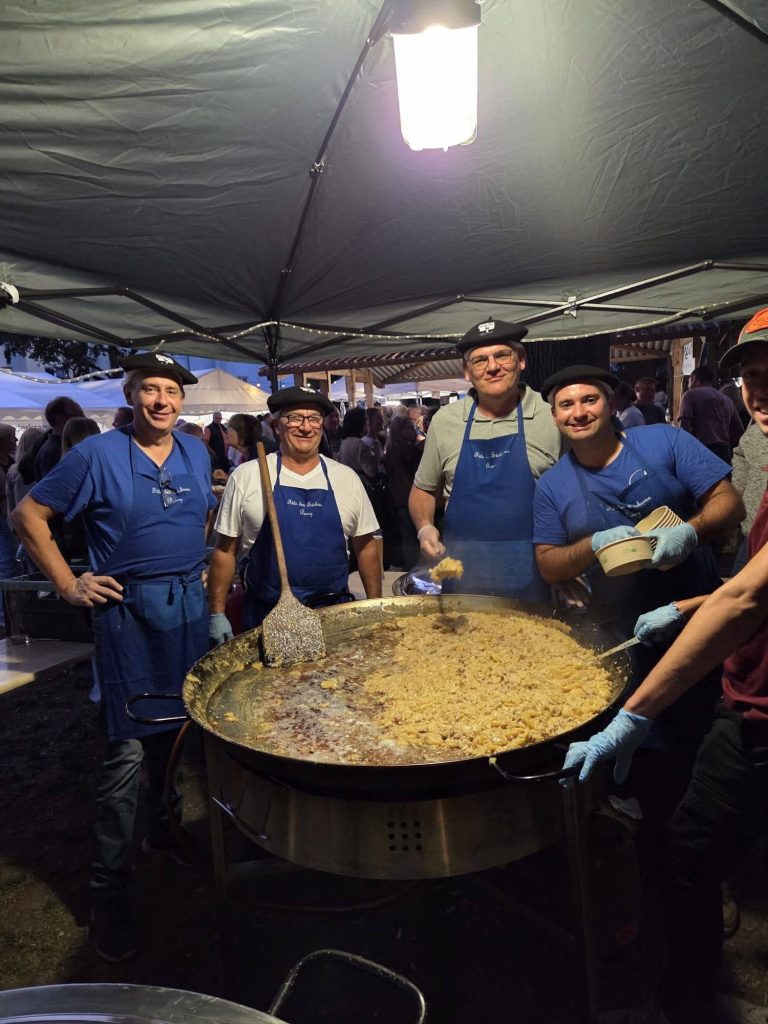 Zubereiten des Tartiflette in einer großen Pfanne