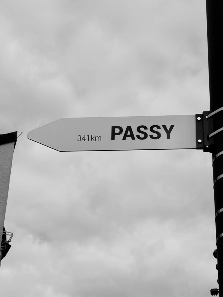 Schild mit km-Angabe nach Passy