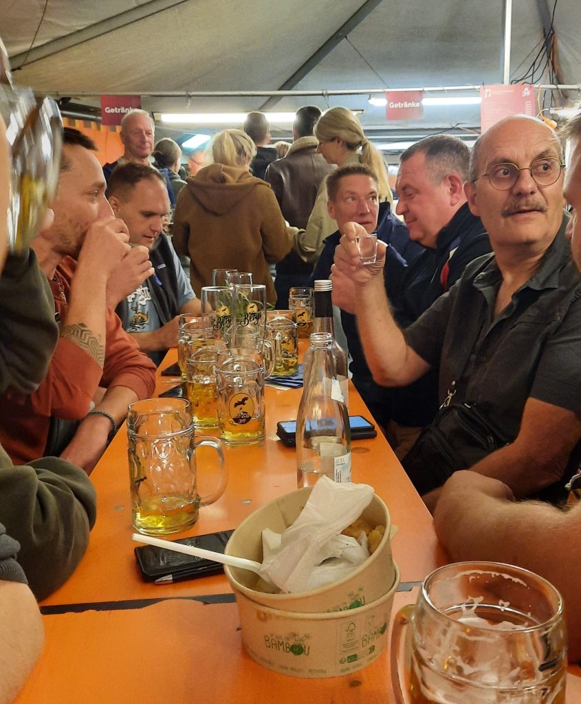 Im Festzelt vom Musikverein genießen die französischen pompiers das deutsche Bier